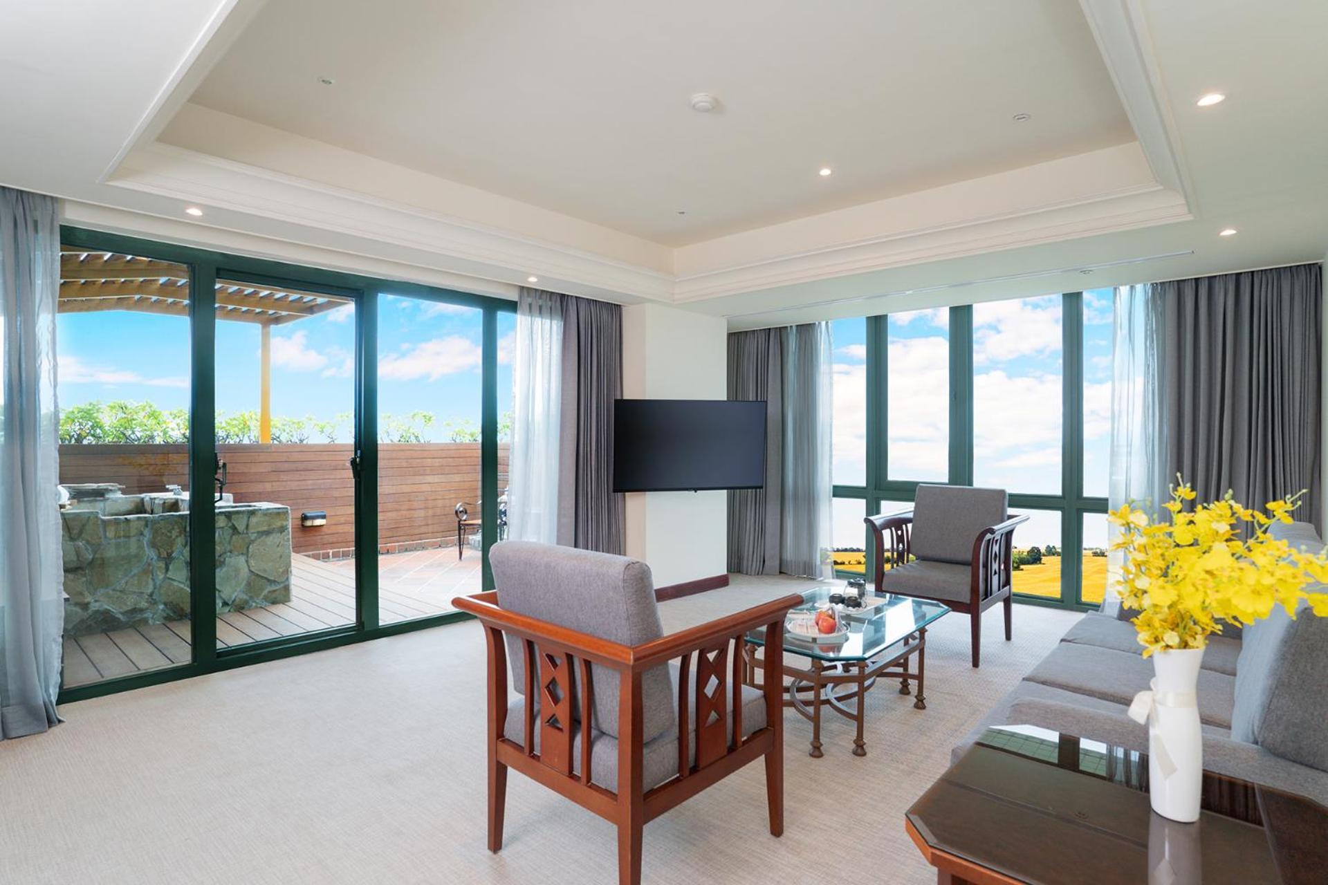 Formosan Naruwan Hotel Taitung المظهر الخارجي الصورة A living room in a suite at the hotel